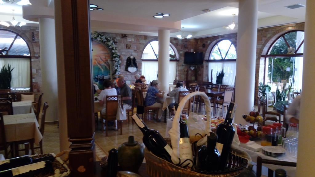 Hotel Piccolino Sarande Bagian luar foto