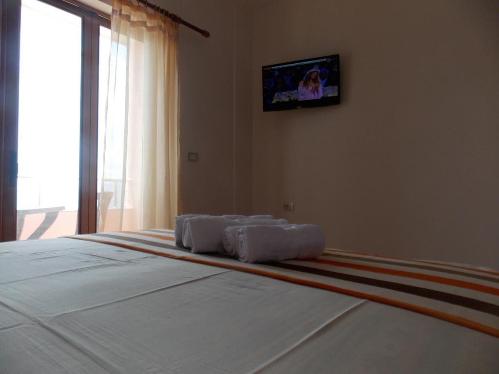 Hotel Piccolino Sarande Bagian luar foto