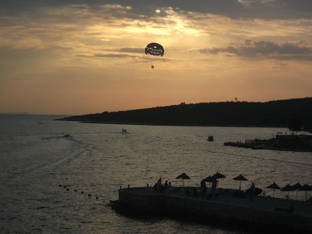 Hotel Piccolino Sarande Bagian luar foto